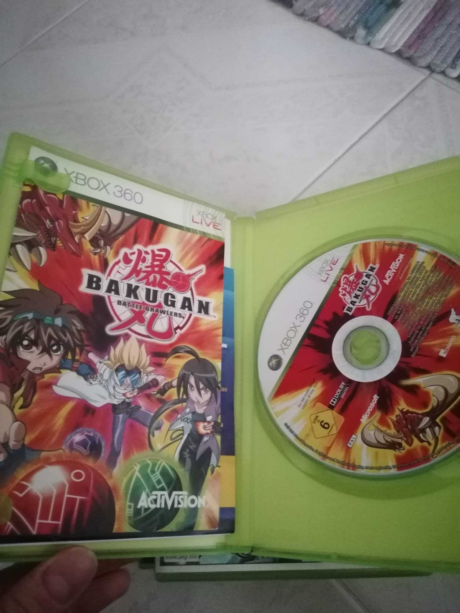 XBOX 360 com comando, kinect e 4 jogos