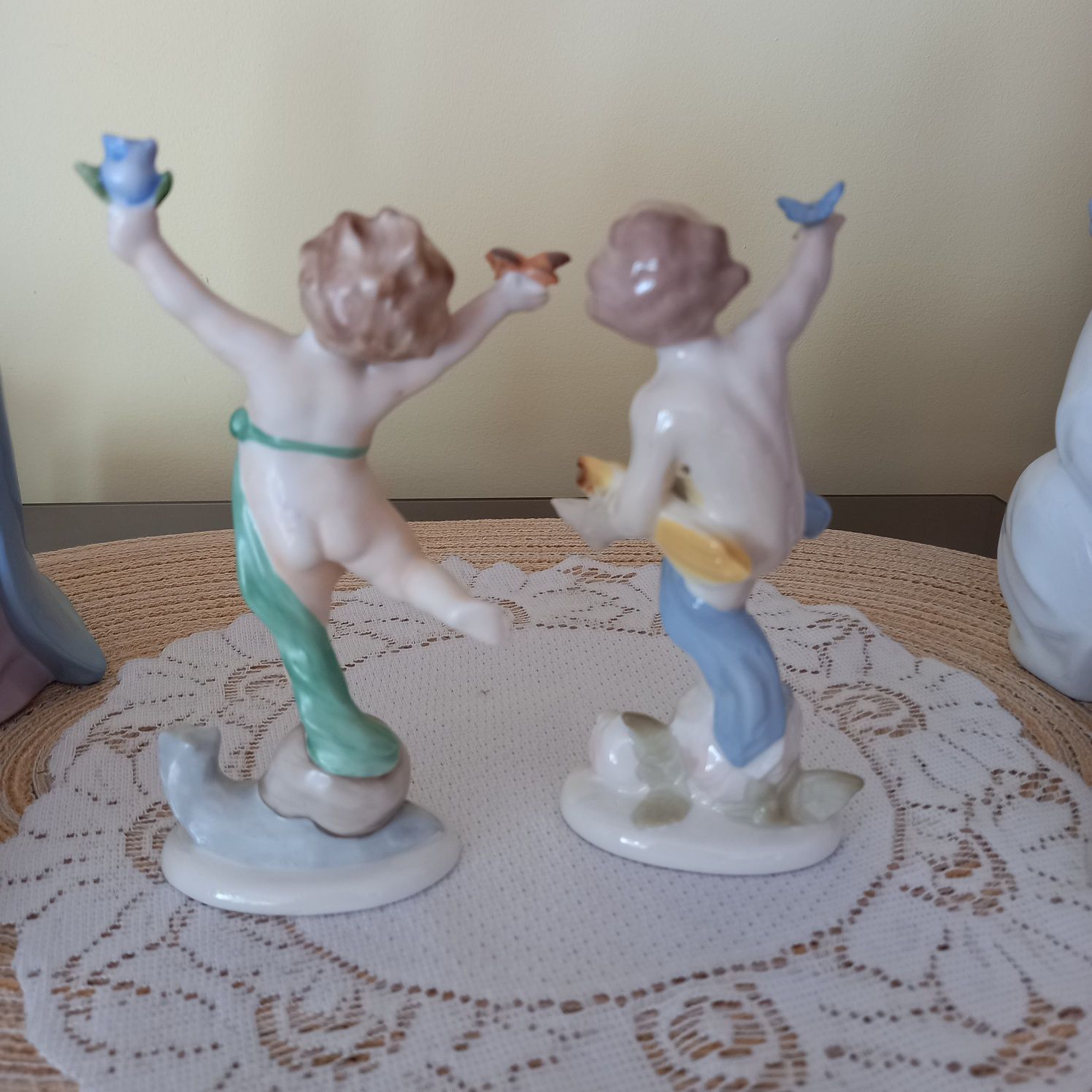 Dwie figurki porcelanowe putto syg.