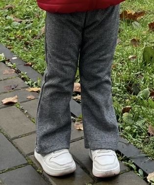 Штани на дівчинку