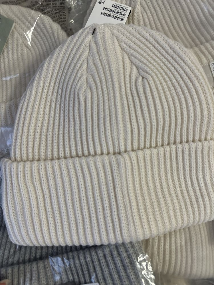 Шапки бренду H&M