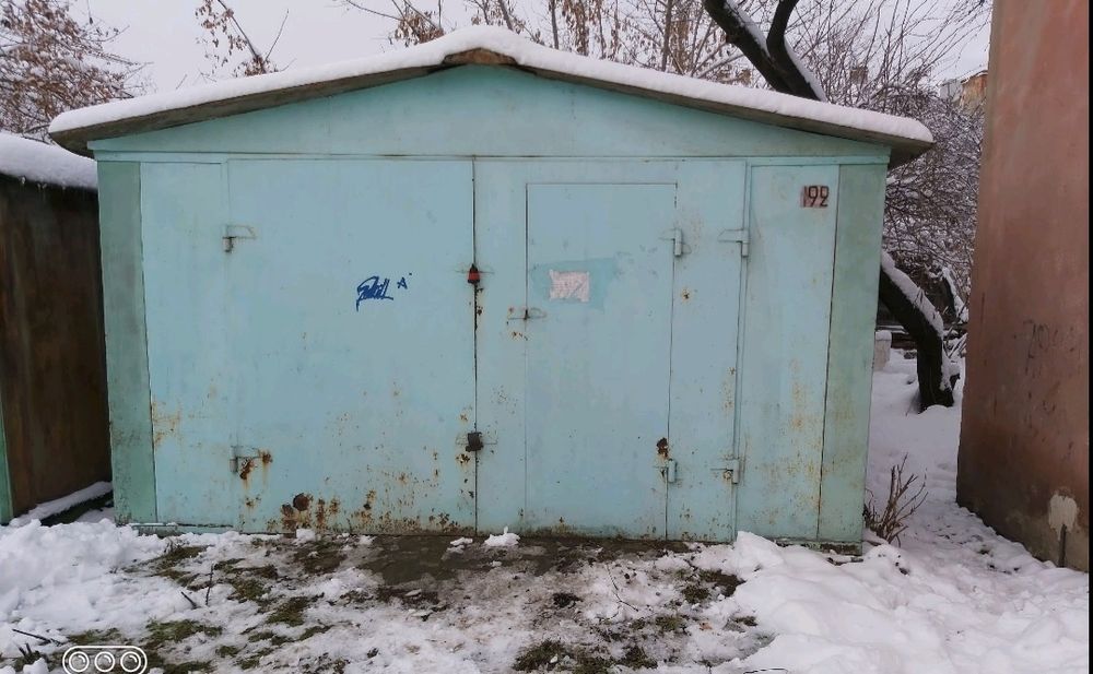 Автомобільний гараж.