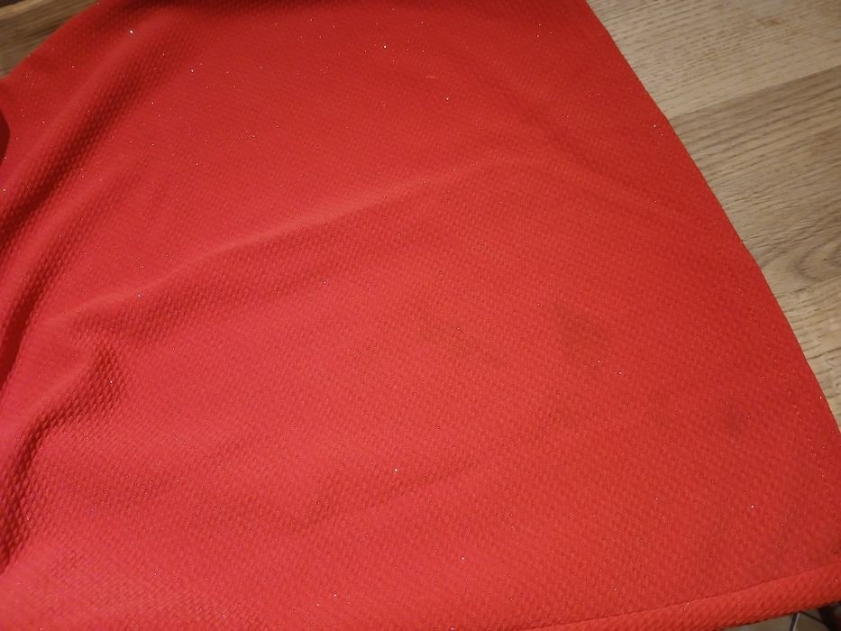 Czerwona błyszcząca sukienka