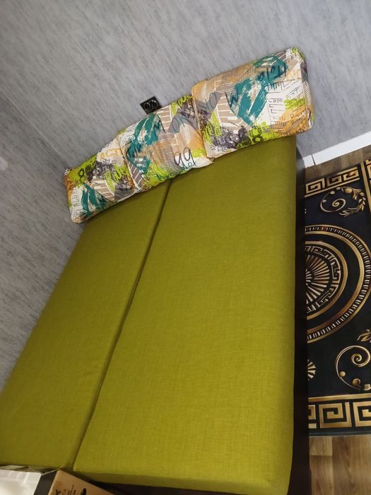 Диван для зала в хорошем состоянии светло зелёного цвета