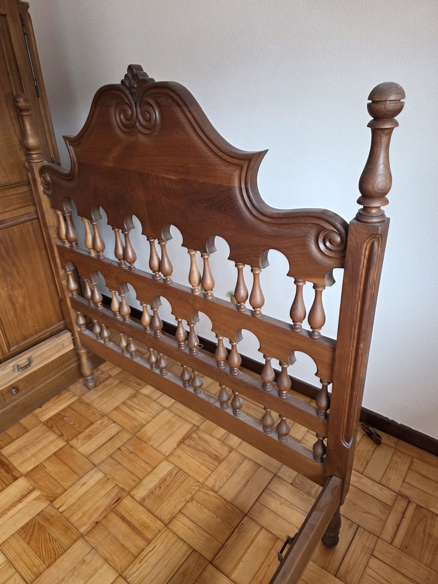 Cama antiga de madeira