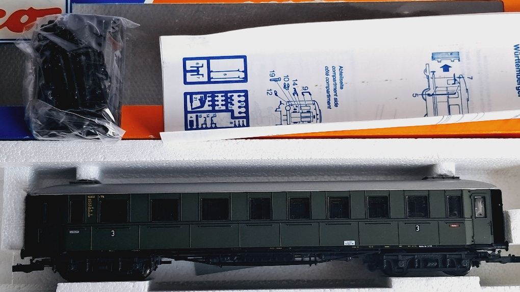 Wagon osobowy drugiej klasy firmy Roco H0