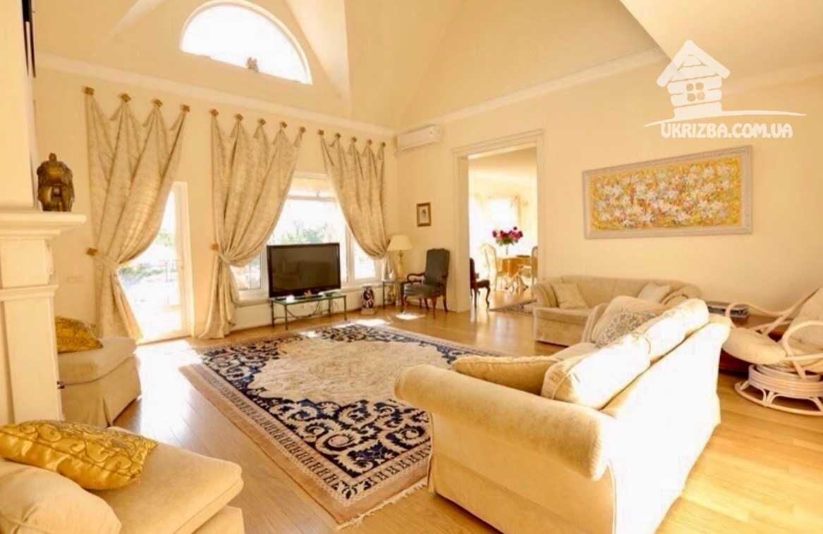 с. Хлепча. Будинок 500 кв. VIP-рівня. На березі озера. До 20 осіб.