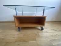 Drewniany stolik z szklanym blatem