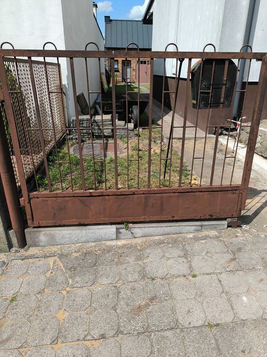 Ogrodzenie z bramą.