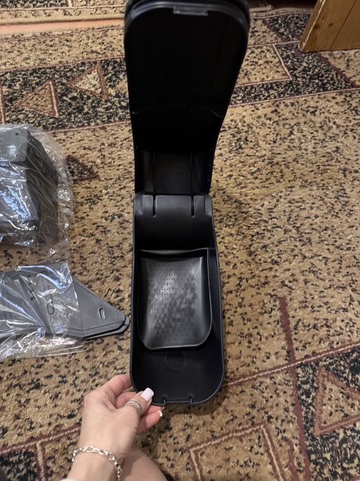 Універсальний підлокітник для машини