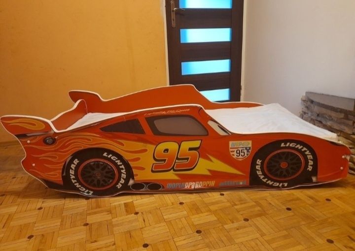 Łóżko chłopięce Zygzak Mcqueen + materac + szafka + obraz