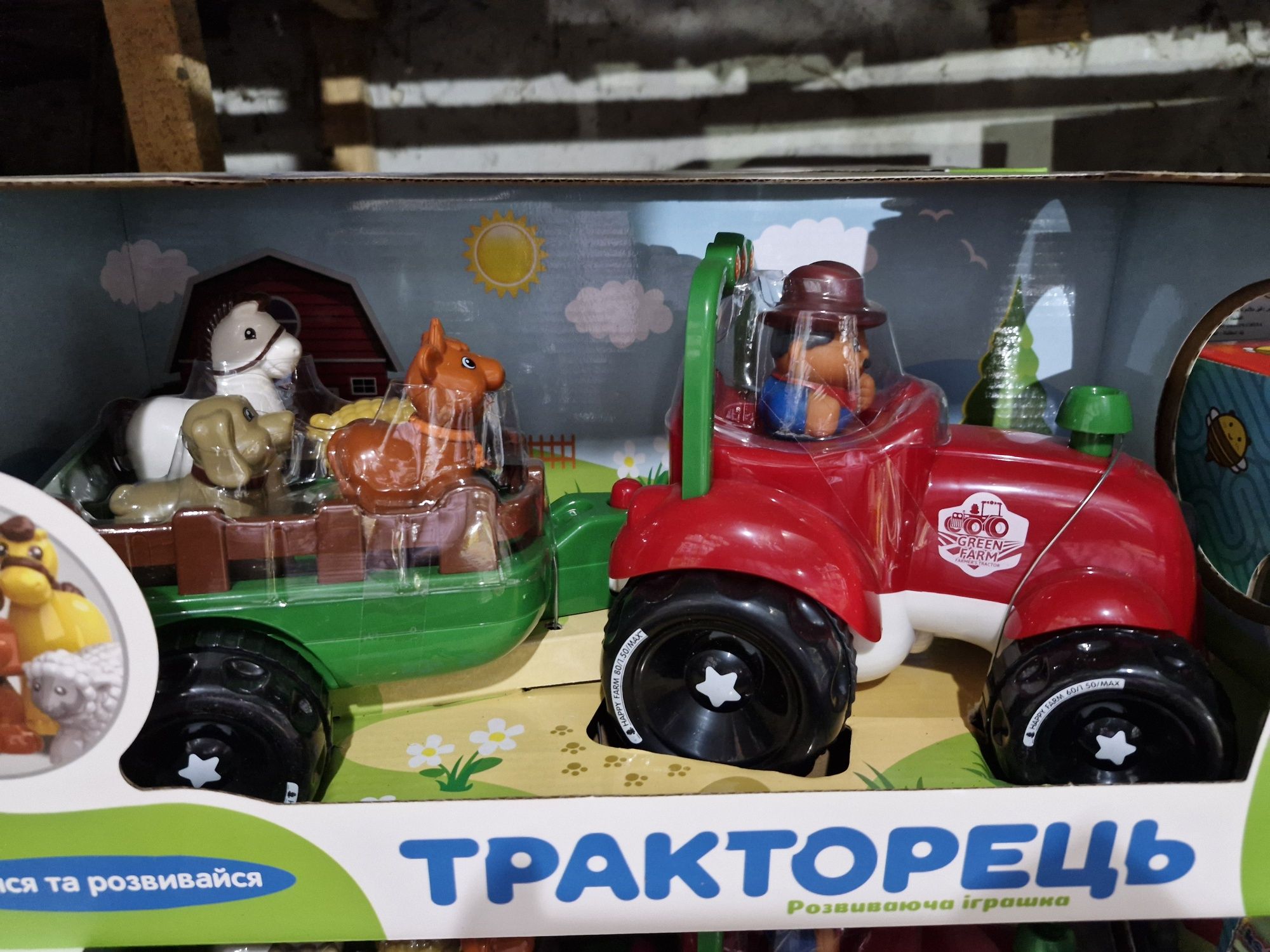 Трактор з причепом їздить світиться співає фермер з тваринами говорять
