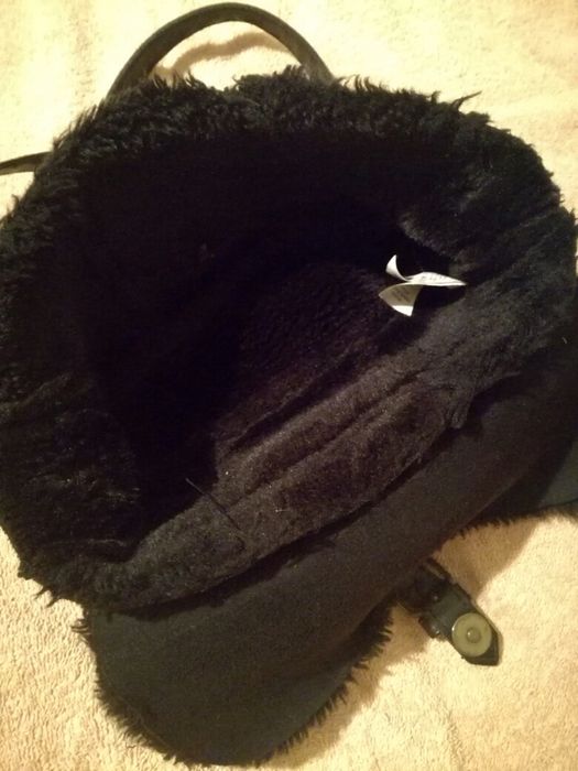 Mała czarna torebka z futerkiem listonoszka vintage atmosphere