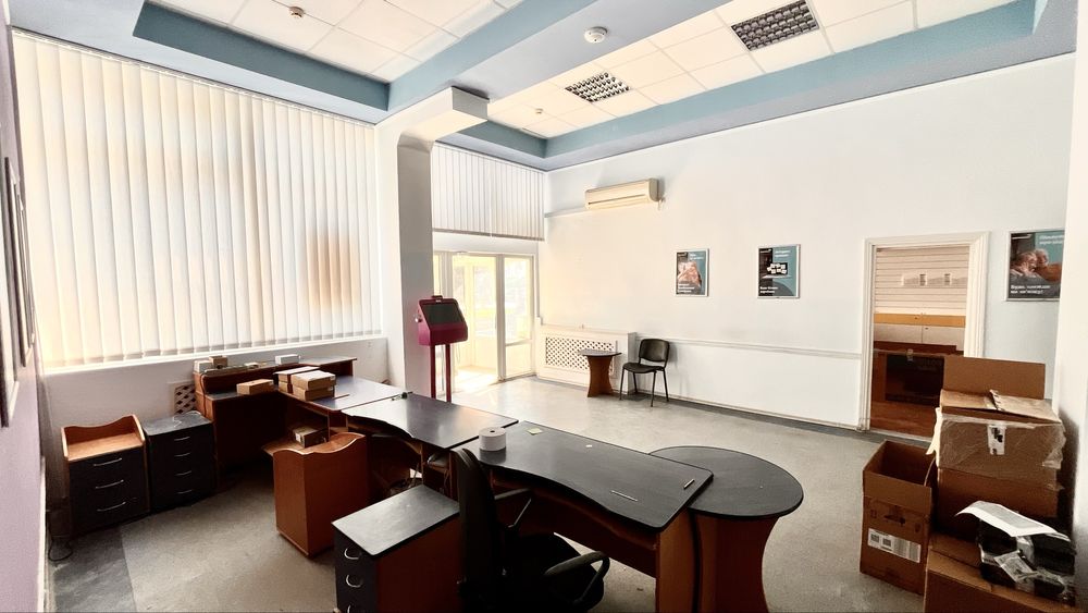 Просторе Приміщення на головній вулиці міста