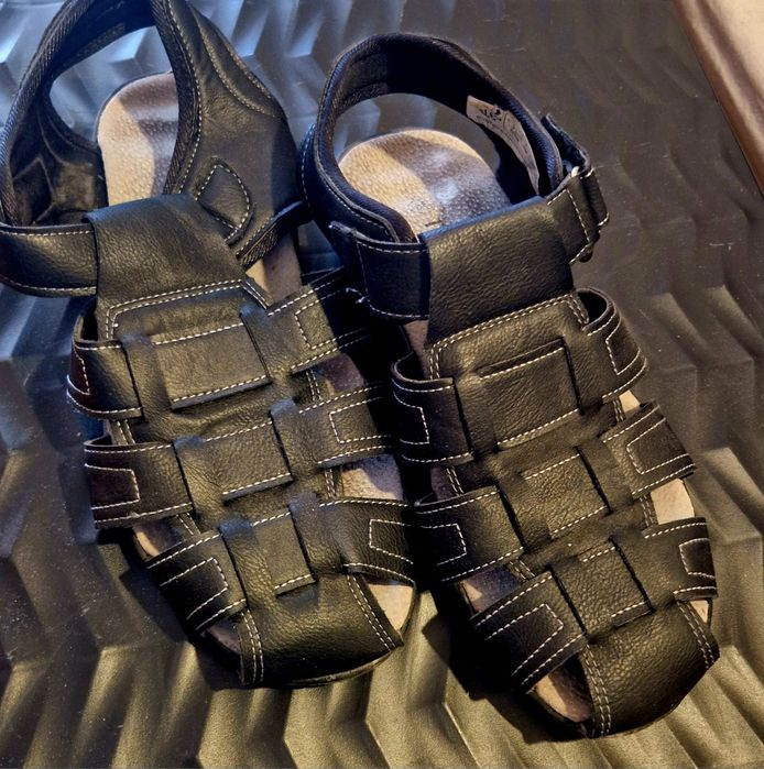 Sapatos tênis sandálias de homem com uso raramente
N 45 pele natural
C