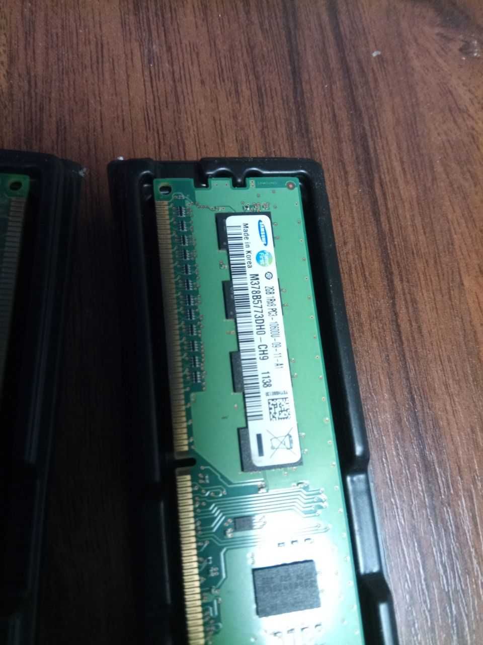 Опративна память DDR3 4gb по 2Gb Samsung PC3-10600U-09-11-A1