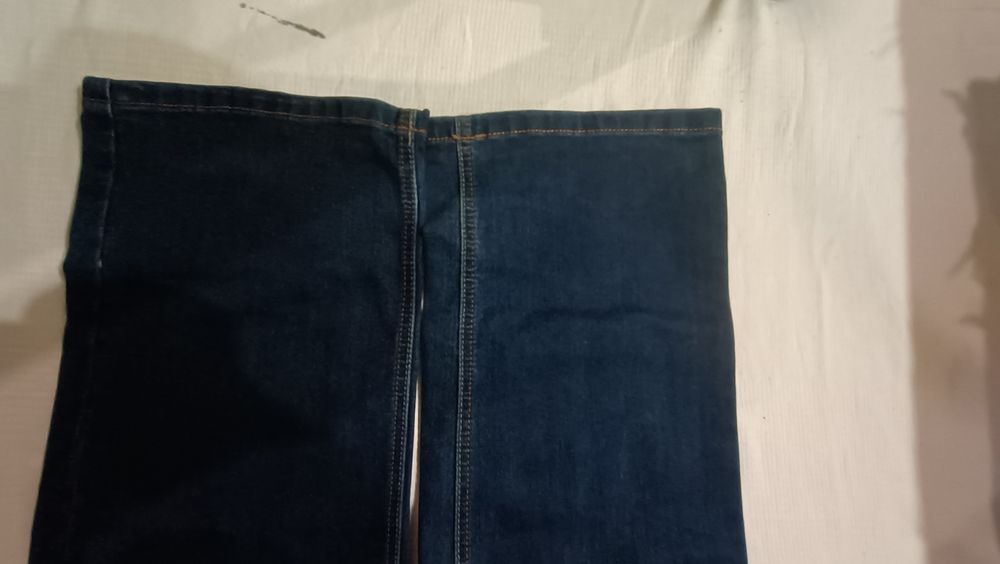 Продам мужские стрейчевые   джинсовые брюки .