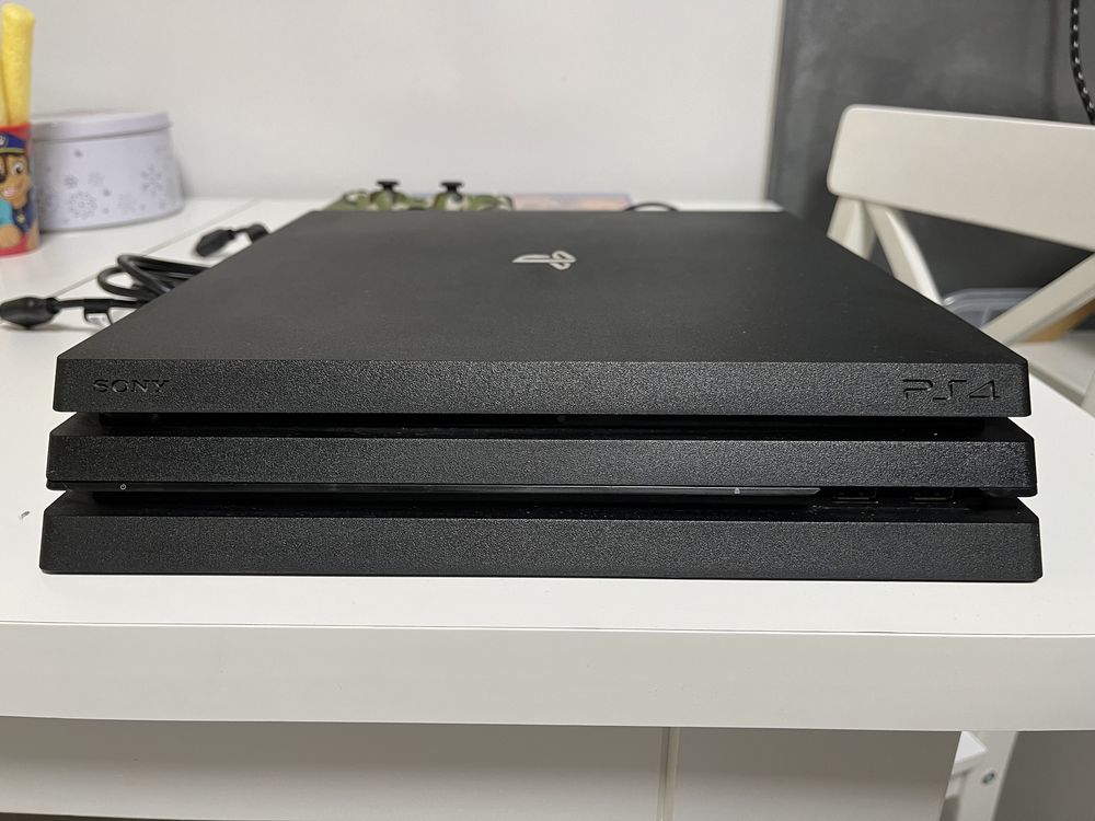 Playstation 4 pro 1TB zestaw kompletny + dwie gry