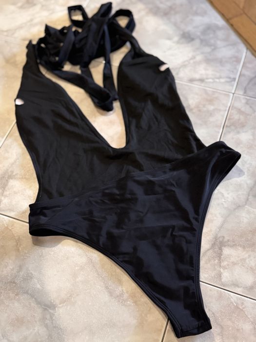 Чорний суцільний купальник