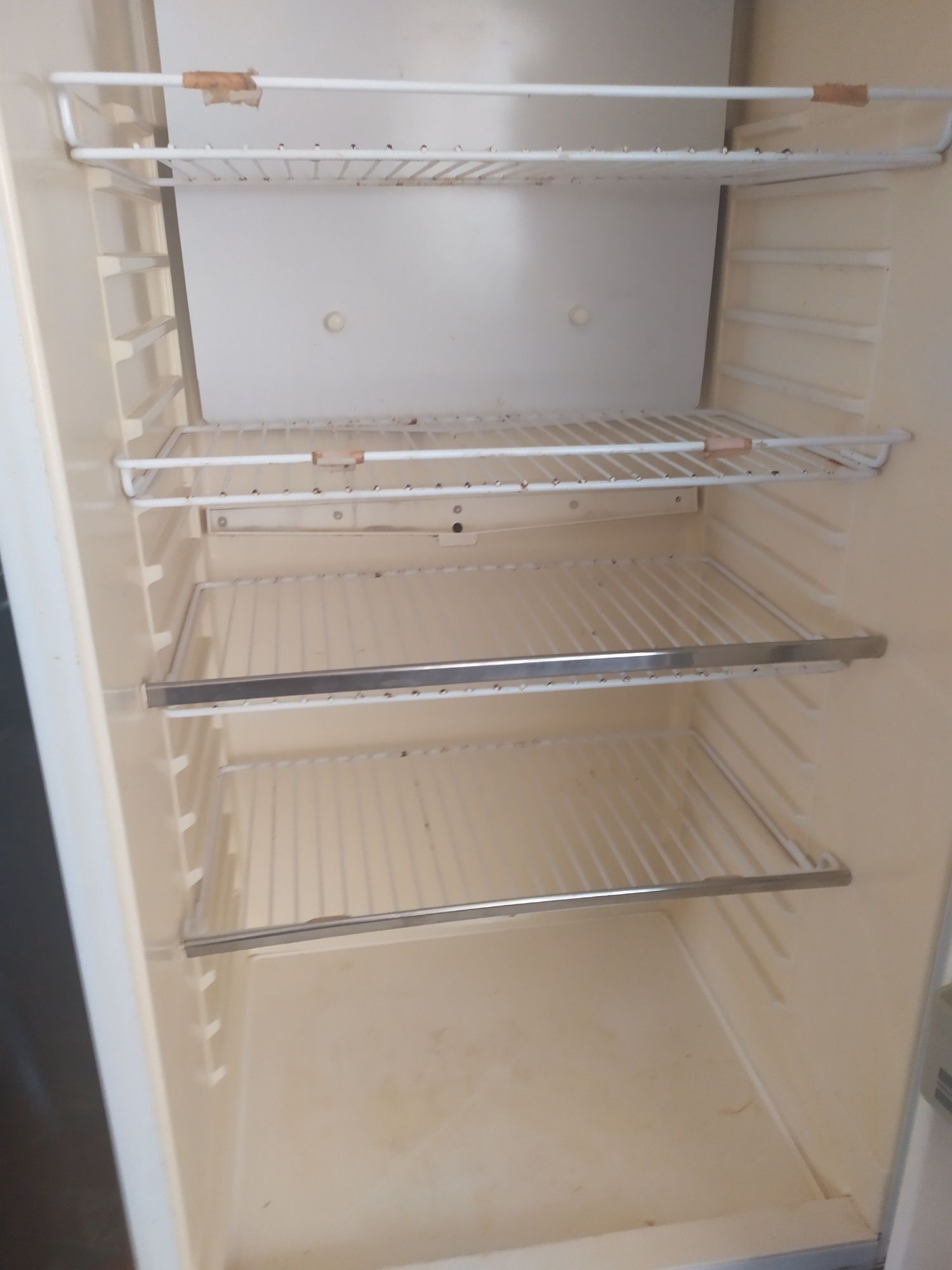 Холодильник двухкамерный под ремонт