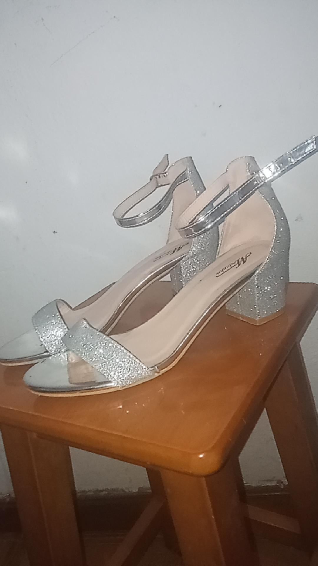 Vendo sapatos de mulher