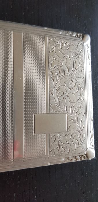 Stara papierośnica w kolorze srebra