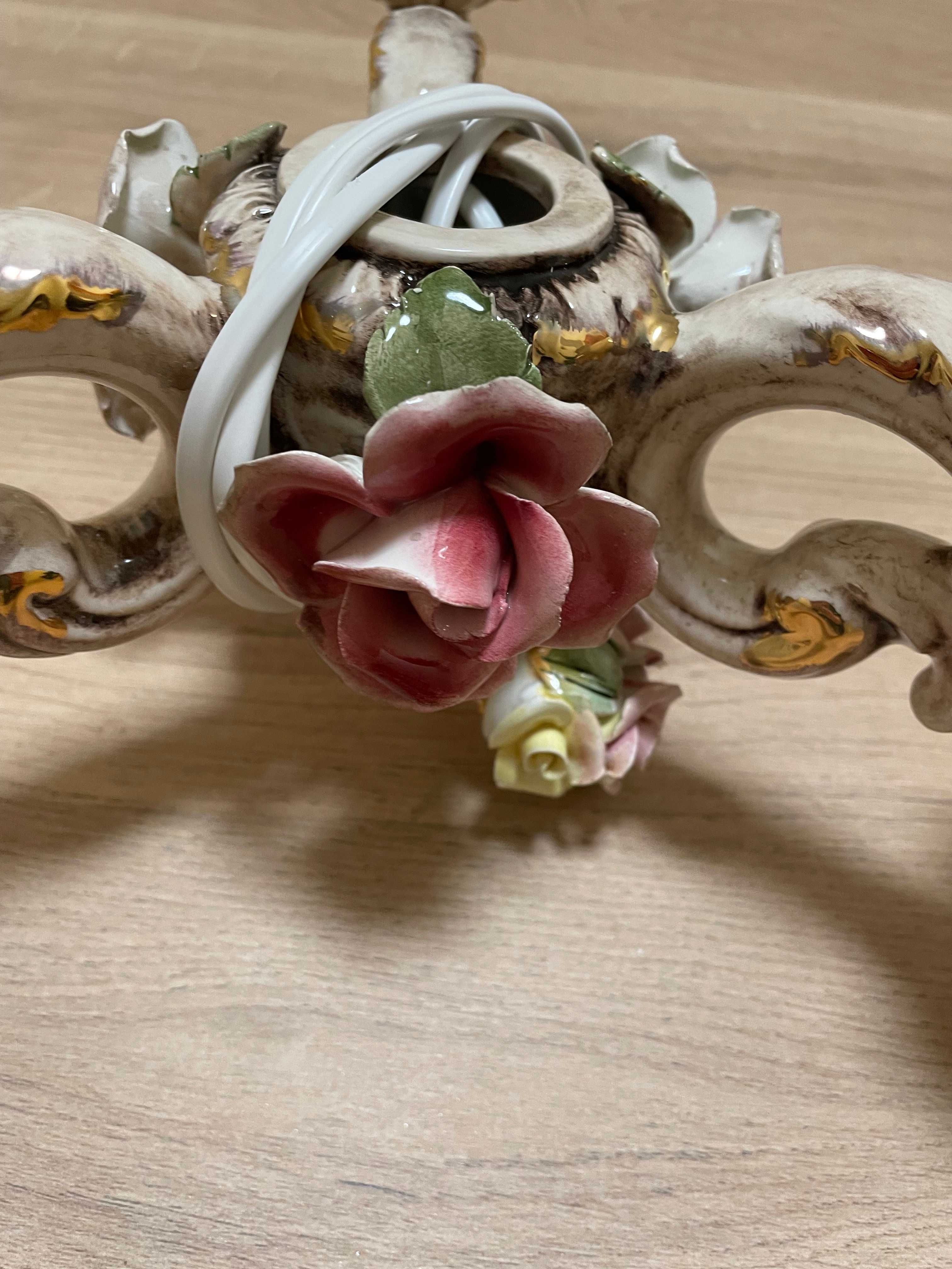 Ceramiczny żyrandol z dekoracją kwiatową