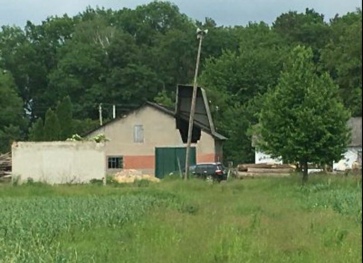 Продається комплекс будівель  та земельна ділянка 5,6 га поряд дороги