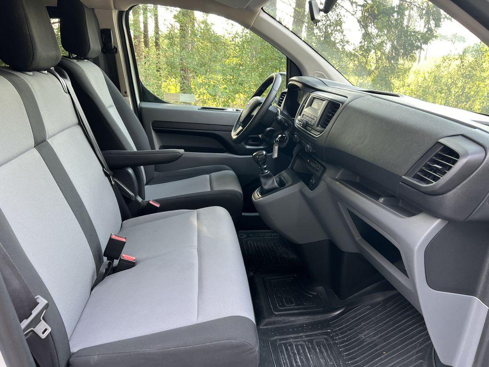 Bus osobowy 9 miejsc osób Toyota Proace long wynajem lotnisko wesela