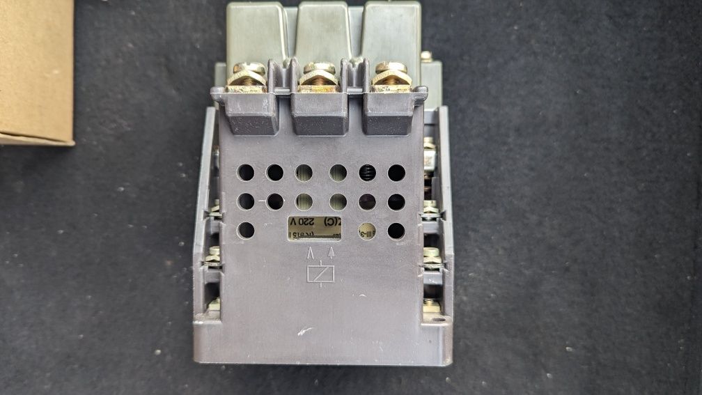 Контактор магнитный пускатель Siemens 3TA23 15-0A 50A 22kW