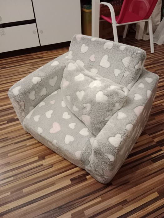 Mały, pluszowy fotel rozkładany dla dzieci.