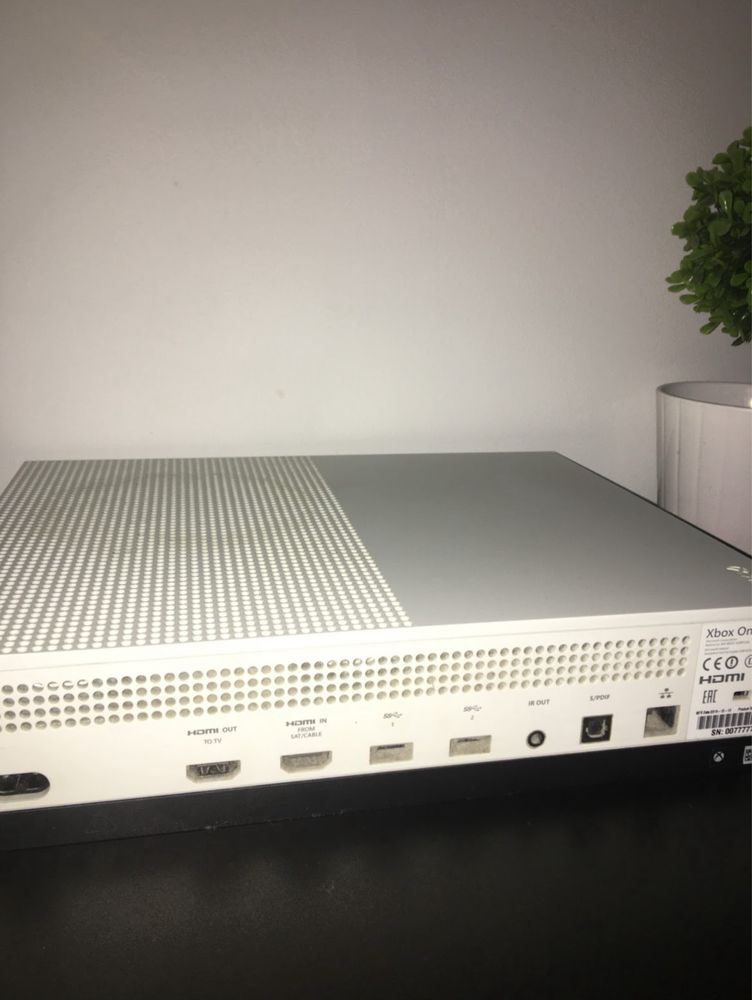 Xbox One + 2 pady