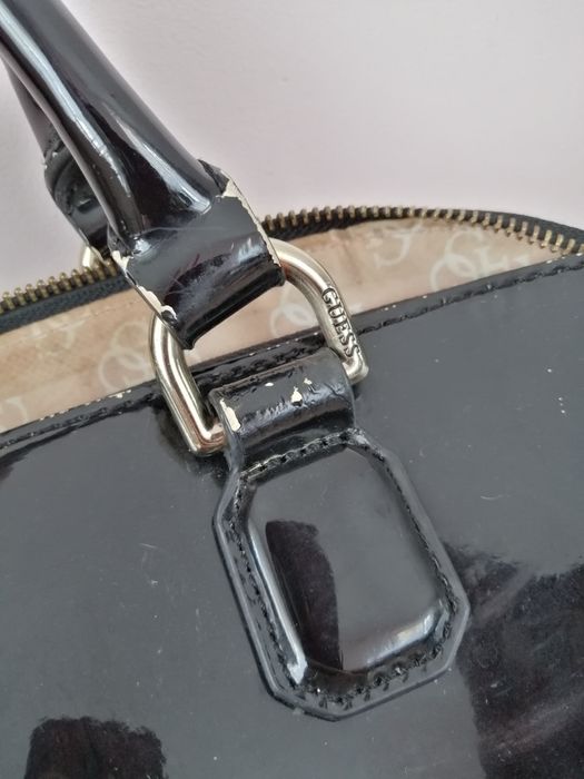 Czarna lakierowana torebka Guess