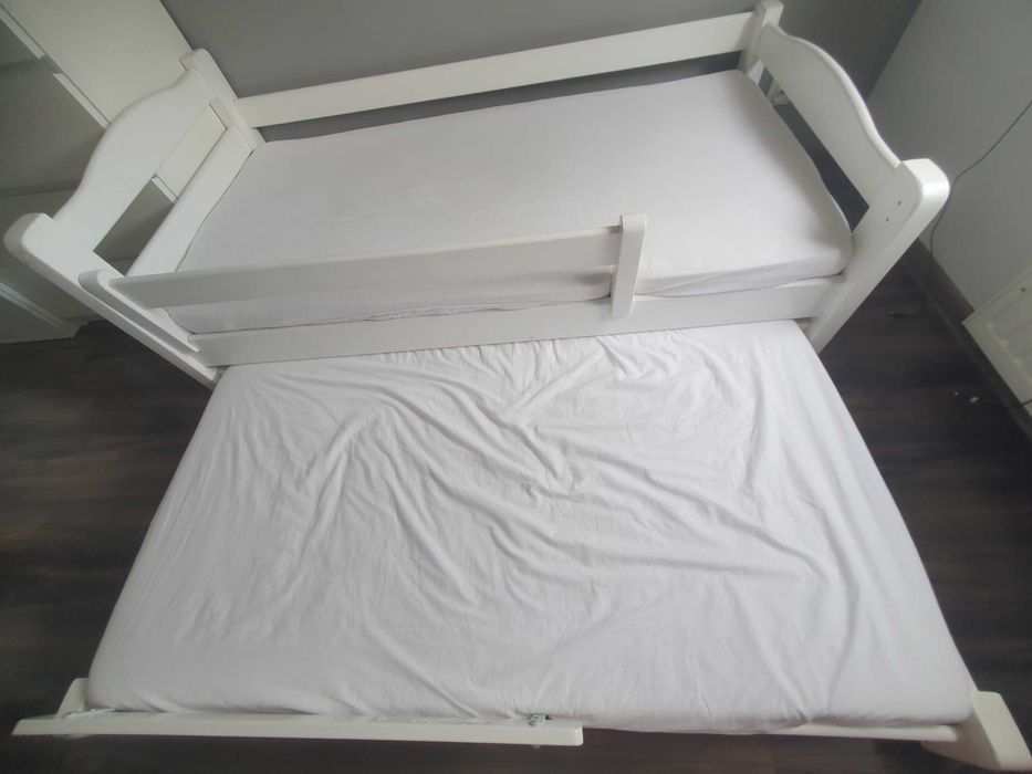 Łóżko podwójne piętrowe dziecięce drewniane wysuwane z materacami