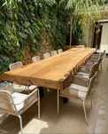 Mesa em madeira maciça rústica,borda o vivo.Rustic solid wood table