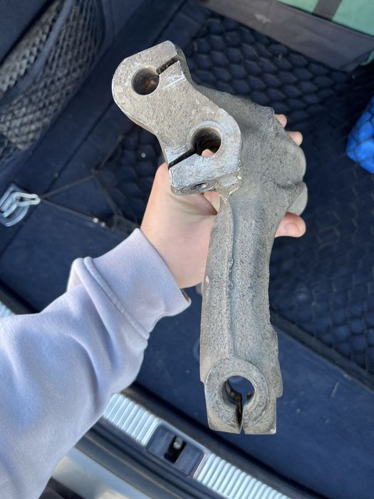 Цапфа Audi A4 B7 ліва б/у