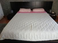 Cama de casal com mesas de cabeceira