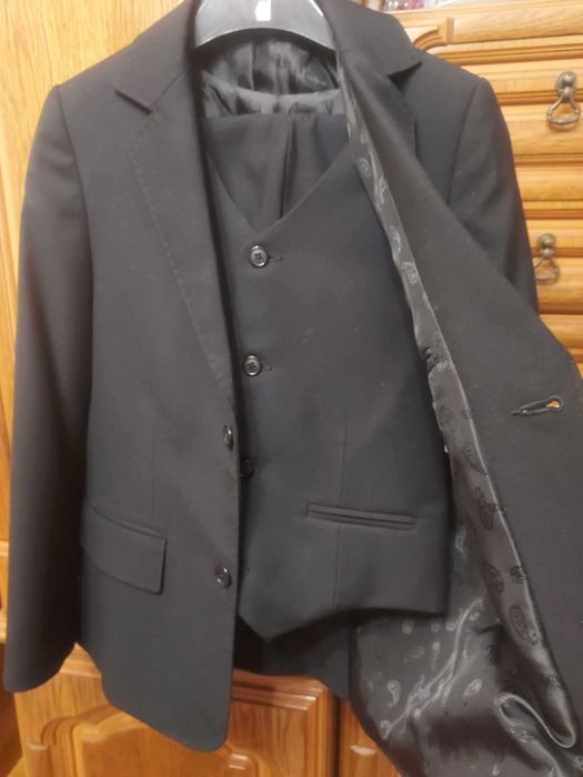 sprzedam garnitur dla chłopca rozmiar 140