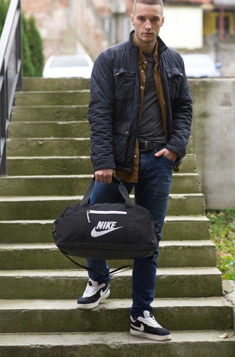 Nike спортивна дорожня сумка - чоловіча водостійка та містка