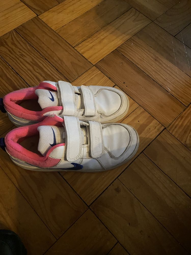 Sapatinhas brancas com rosa numero 33.