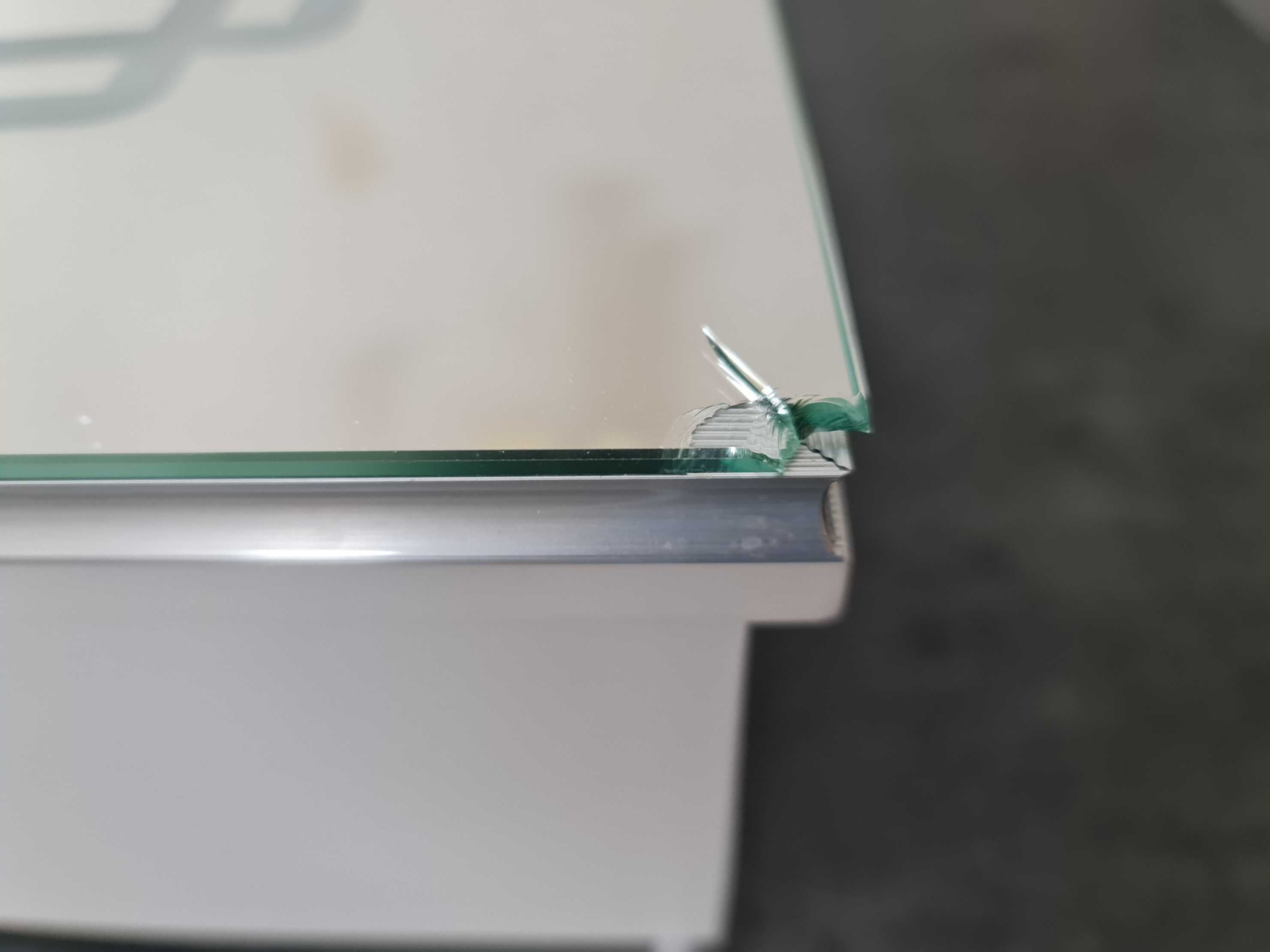 Szafka łazienkowa z lustrem i oświetleniem LED  60x70x13 cm BIAŁA