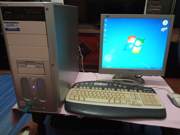 Computador Pentium 4, 3000 MHz com monitor PHILIPS e Teclado e rato
