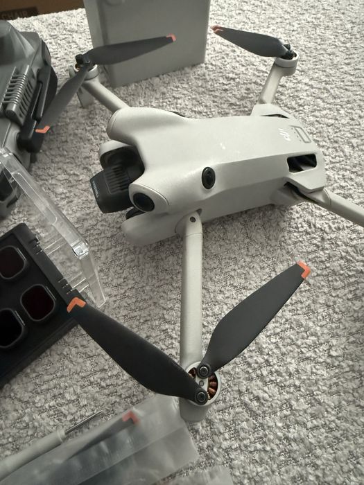 Dron DJI Mini 4 Pro Fly More Combo (RC 2)