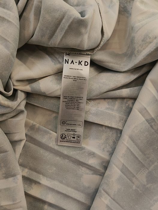 Plisowana sukienka oversize NA-KD