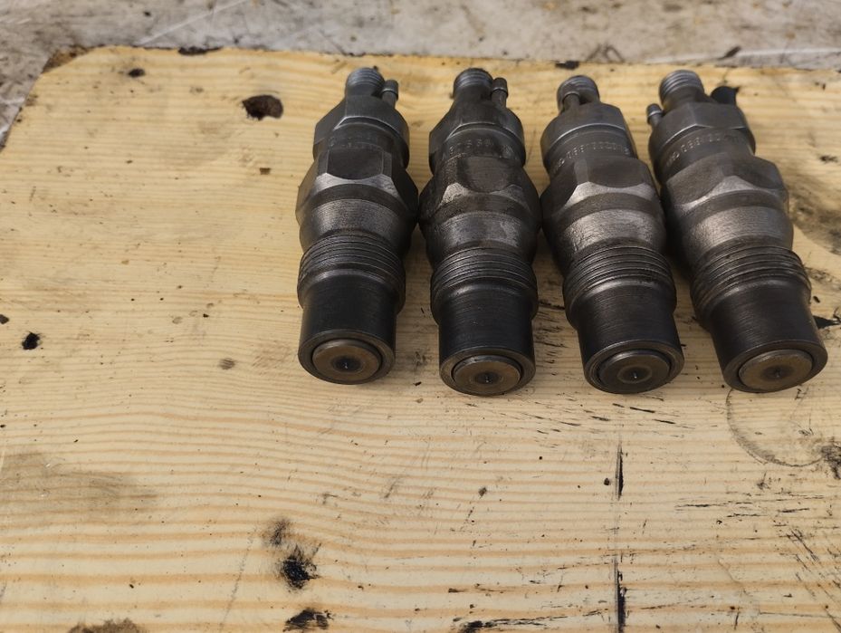 Форсунка дизельна механічна Volkswagen 068130201B 1.6td td