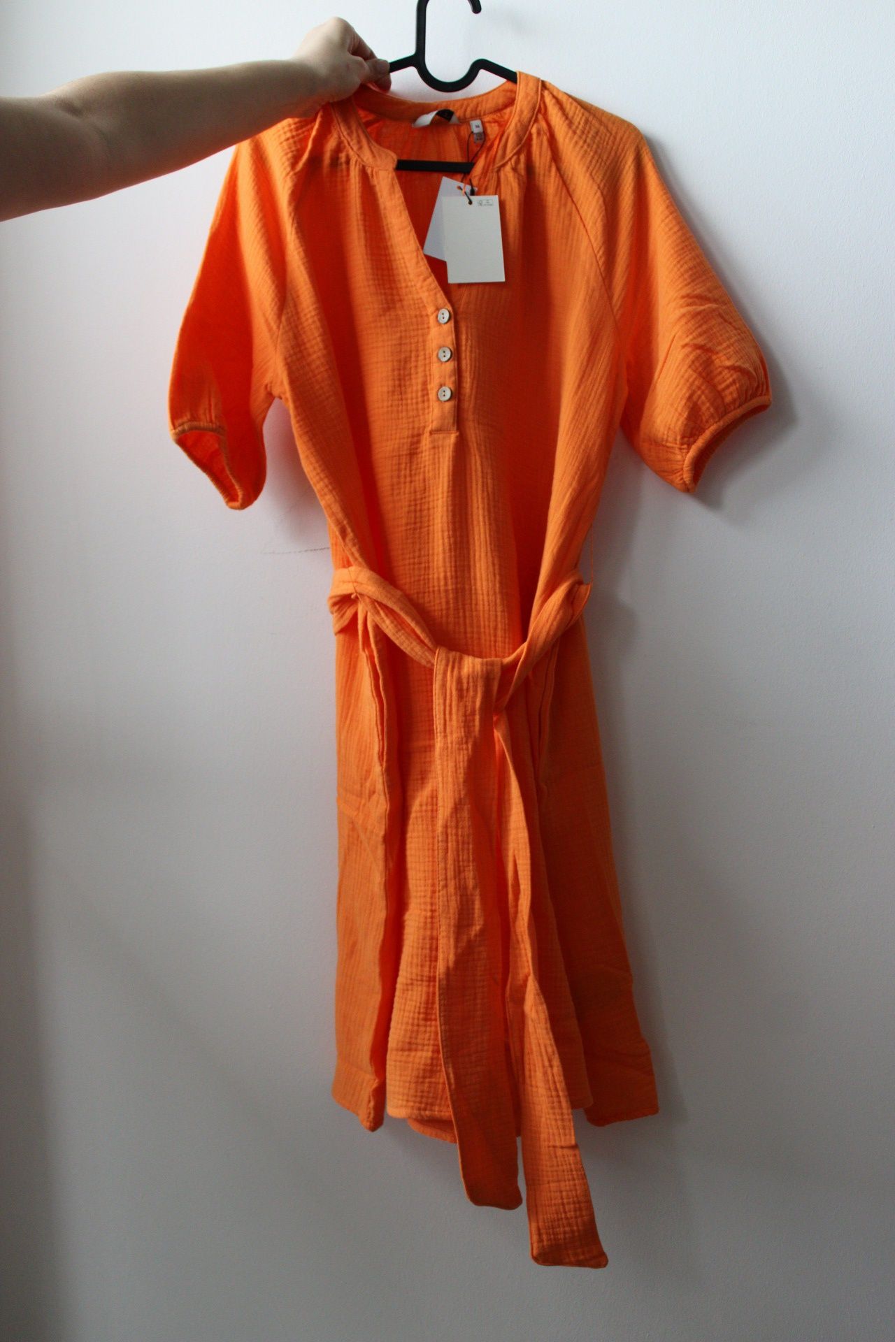 Pomarańczowa sukienka b.young z paskiem rozmiar M