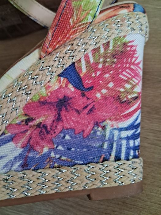 Sandałki na koturnie 37