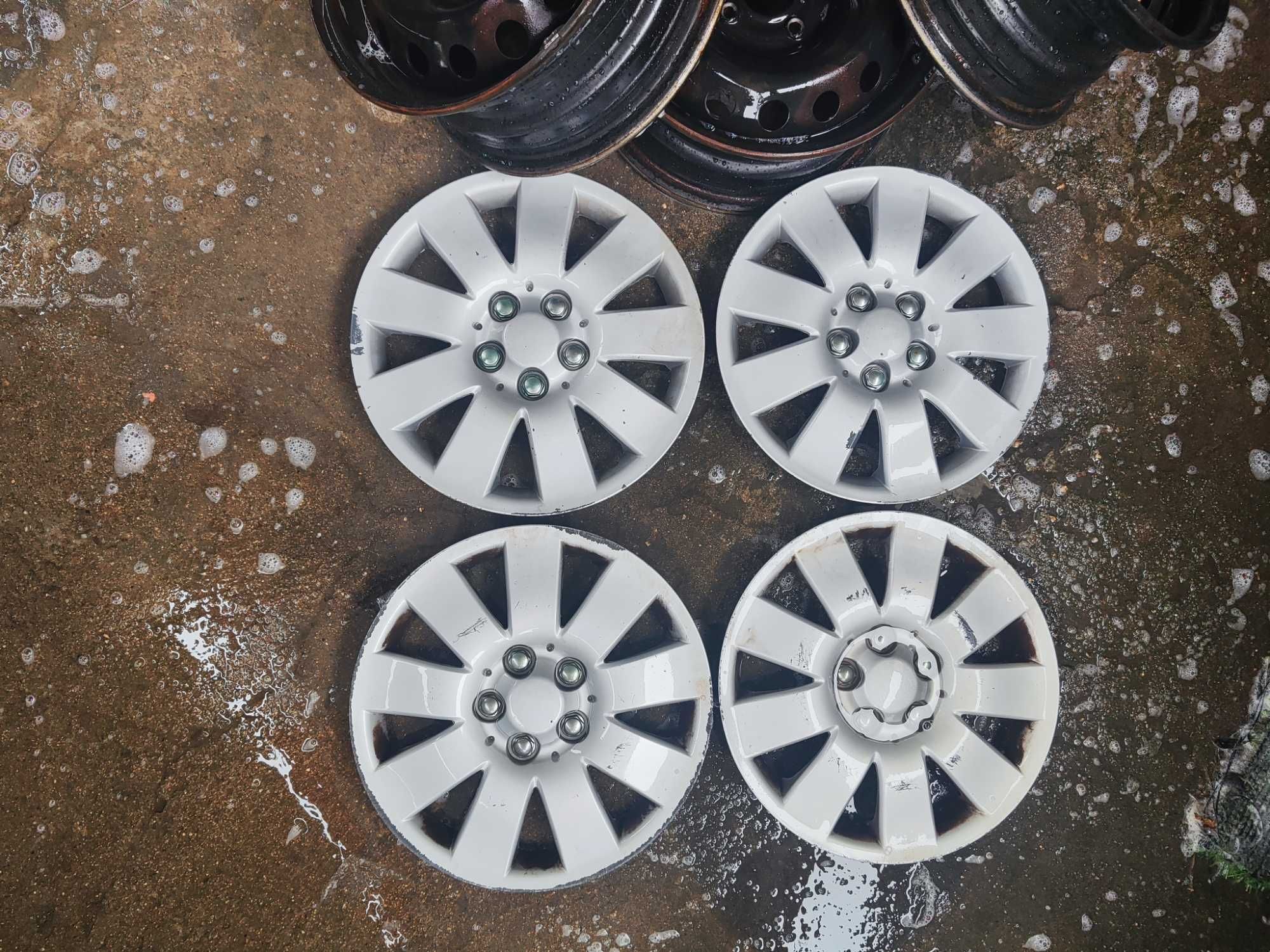 4 jantes R14 com tampões.