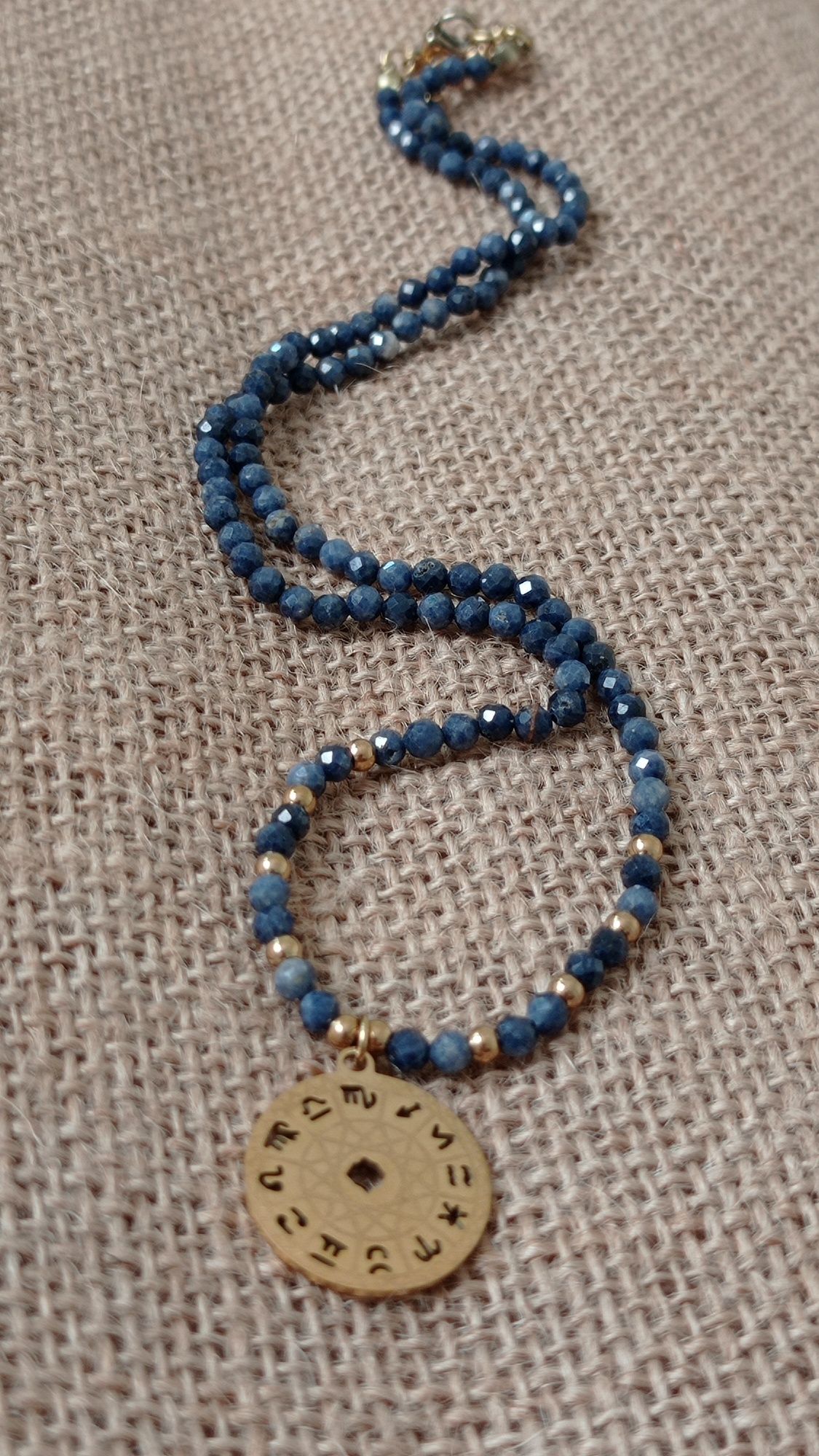 Naszyjnik z szafirów z zawieszką znaki zodiaku