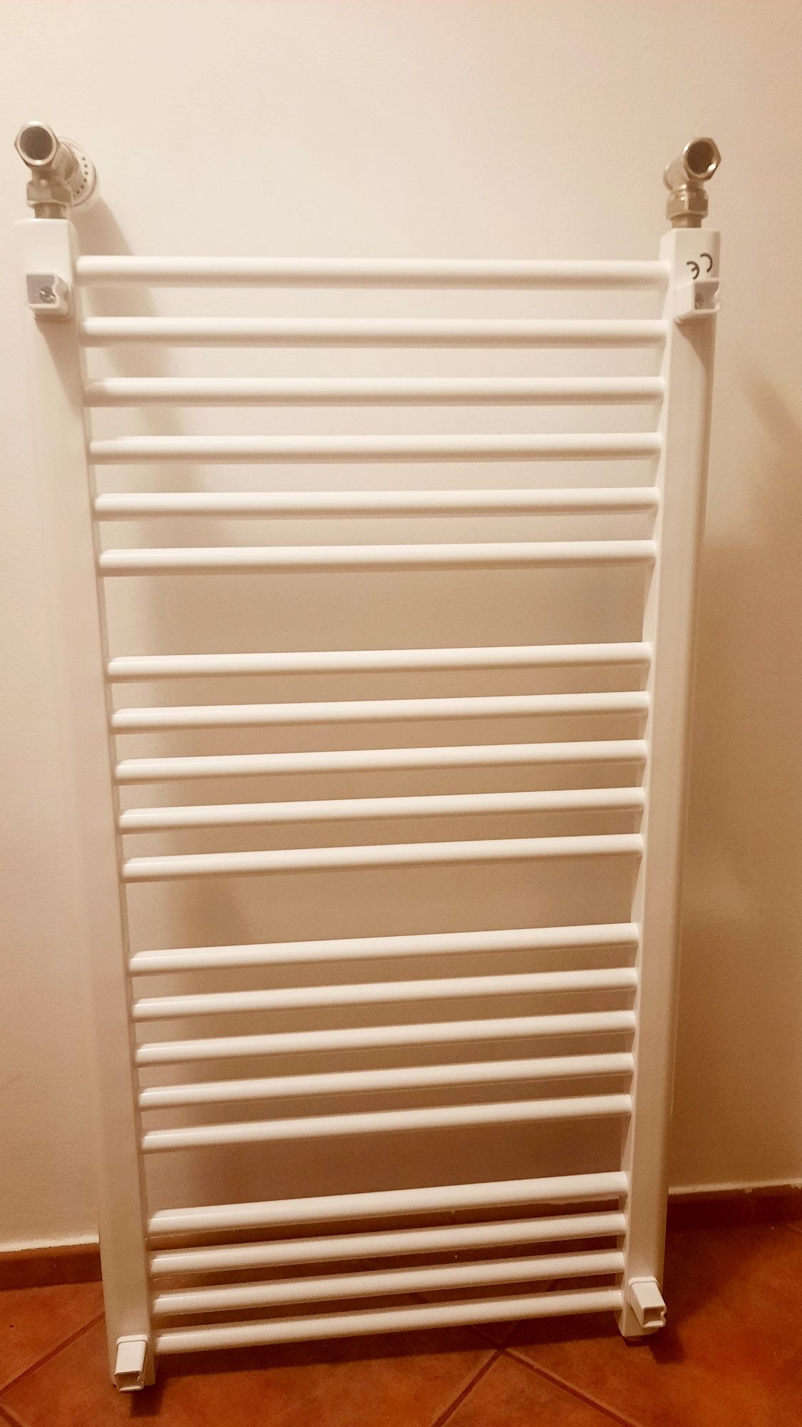 Grzejnik łazienkowy pionowy 95x50 Gorgiel plus Termostat