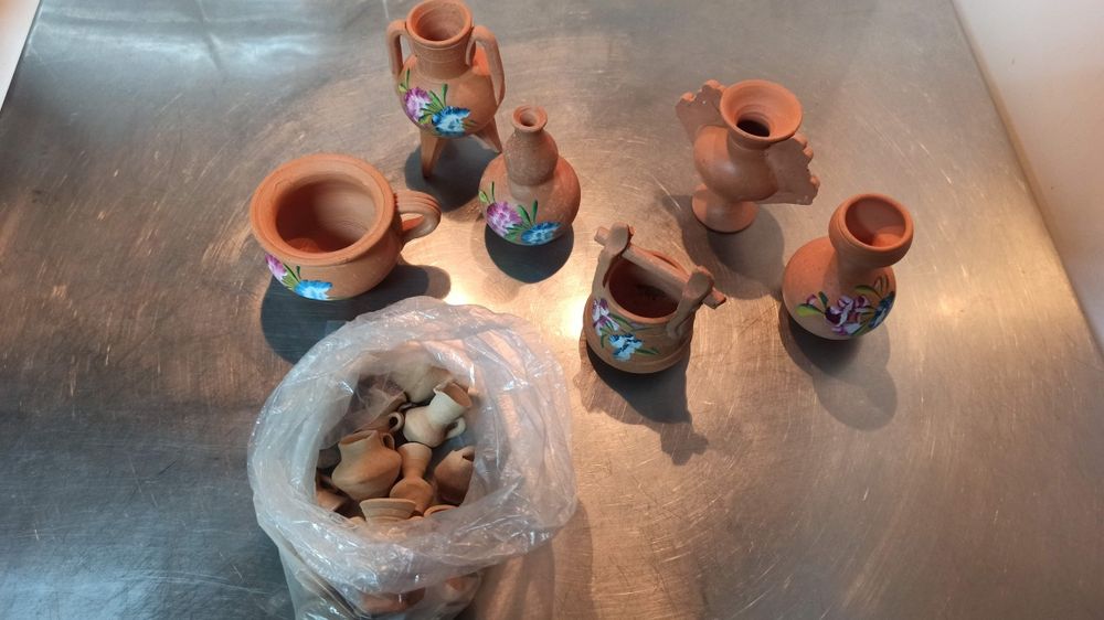 Vasos ou jarras de cerâmica de vários modelos, pintadas a mão. Em mini